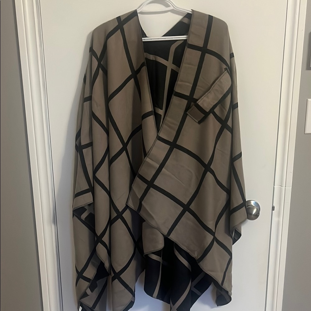 Plaid Open Front Poncho
Never worn 
Soft and comfortable material